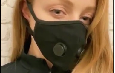 Тина Кароль собралась в Лондон и запаслась стильной медицинской маской 