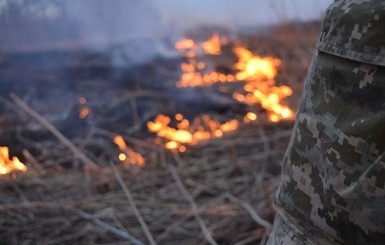 Из-за обстрелов на Донбассе произошел пожар: сгорел опорный пункт ВСУ