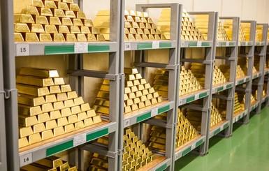 Золото за день взлетело в цене почти на 100 долларов за грамм