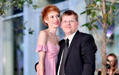 Павел Розенко и Елена-Кристина Лебедь поцеловались в масках