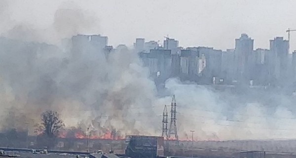 В Киеве на Виноградаре масштабный пожар: горят остатки садов, где строят дома и ТРЦ