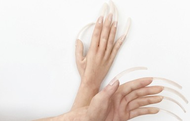 Дизайнер создал перчатки с огромными когтями для социального дистанцирования