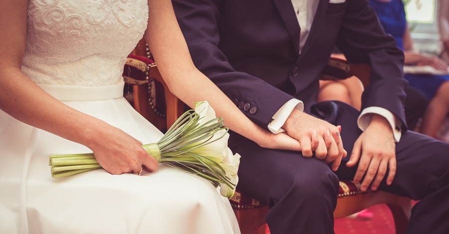 Разводились, а теперь женятся: в Ухане после карантина пары активно регистрируют браки