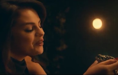 В новом клипе Селена Гомес сыграла роль роковой женщины-колдуньи