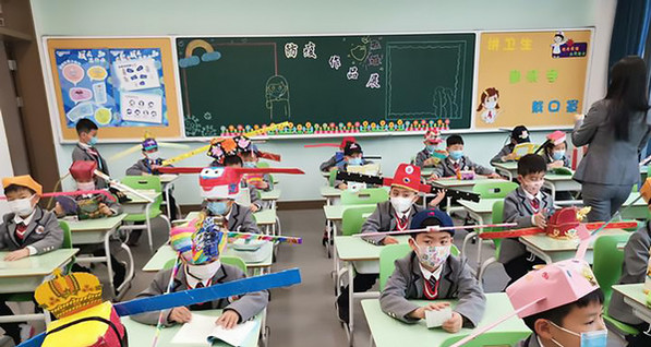 В Китае в одной из школ дети ходят в масках и специальных 