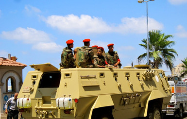 В Египте неизвестные взорвали бронетранспортер с военными