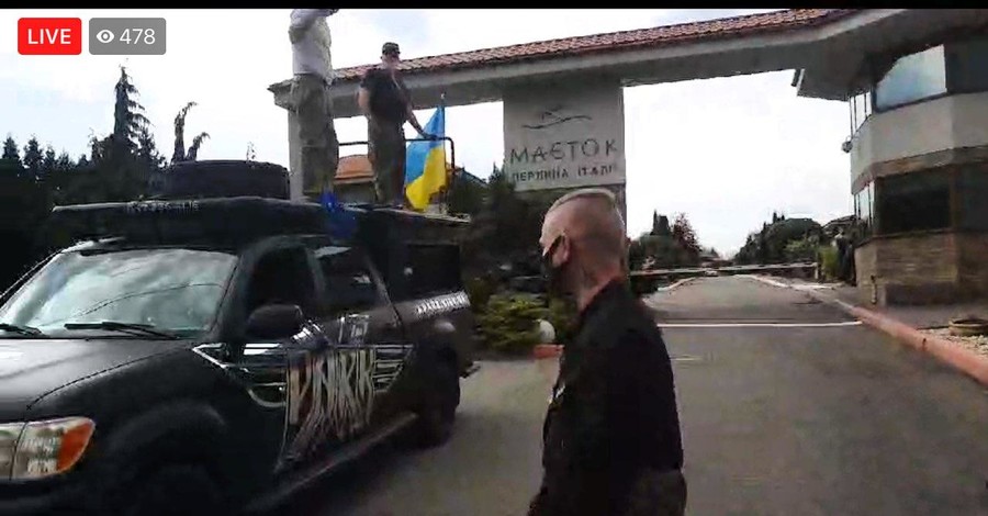 Протестующие против карантина отправились к загородному дому Зеленского