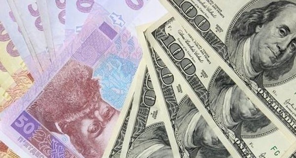В апреле - резкий обвал. Украинцы покупают и продают все меньше валюты