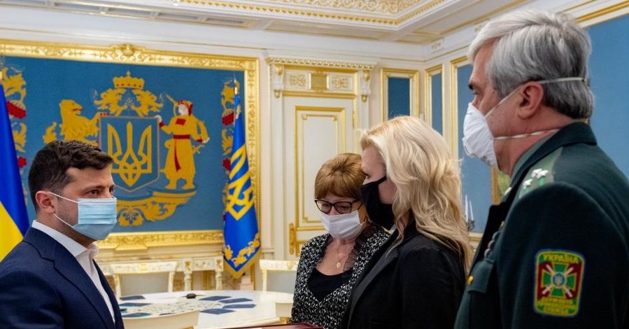 Зеленский встретился с семьями погибших на Донбассе офицеров СБУ и вручил ордена 