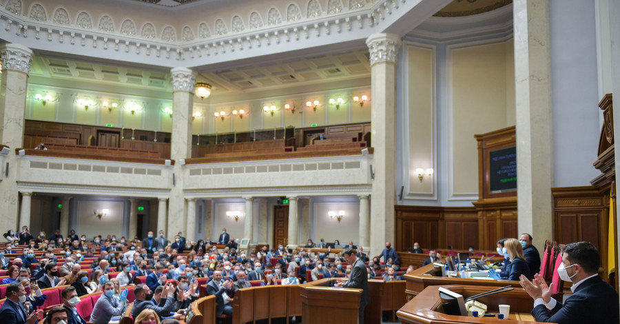 Рада под присмотром Зеленского приняла банковский закон 