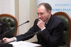 Яценюк хочет закрыть лишние вузы в Украине 