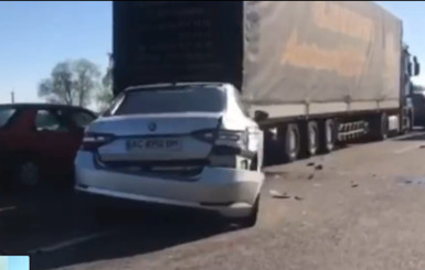Под Киевом разбились 15 автомобилей: 10 грузовиков и 5 легковушек 
