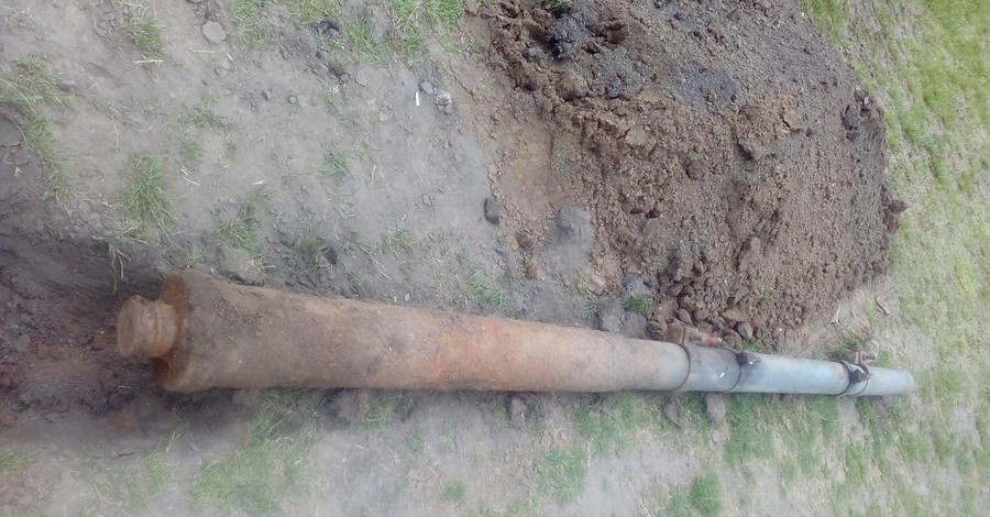 В Черкасской области мужчина установил забор на дуло пушки со снарядом внутри