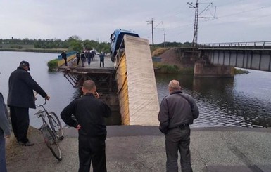 Обрушение моста под Никополем: назвали причину и организовали объезд