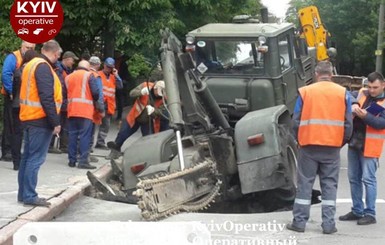 В Киеве трактор провалился под асфальт, который должен был ремонтировать