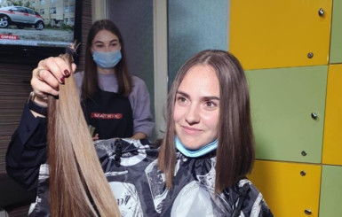 На Буковине полицейская обрезала волосы ради пятилетних больных раком девочек