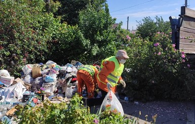 В Запорожье из усадьбы “мусорной королевы” самосвалом эвакуируют отходы 
