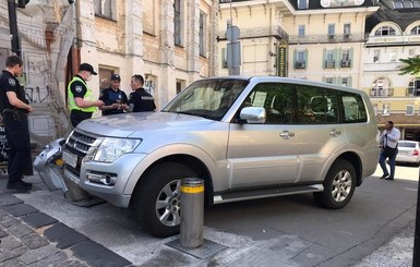 Как в голливудском боевике: грабитель в Киеве угнал джип из резиденции посла, попутно снеся ворота