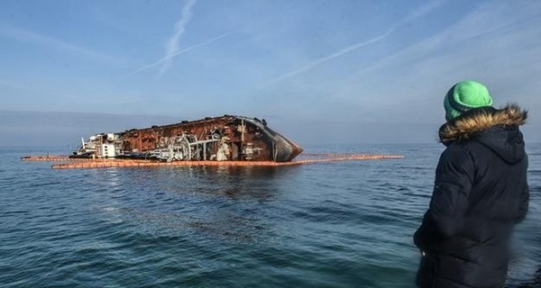 На одесском пляже произошел разлив топлива из затонувшего танкера Delfi