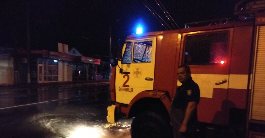 Непогода в Виннице: подтопило дома, спасателям пришлось откачивать воду