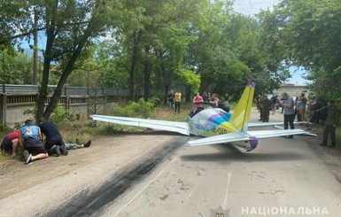 Крушение самолета в Одессе: появилось видео падения