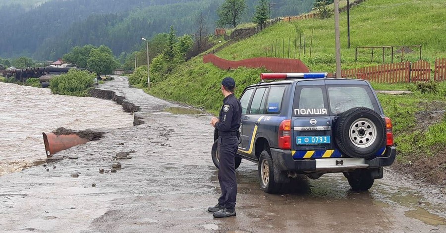 Аваков сообщил о введении чрезвычайных мер безопасности из-за наводнения на Буковине
