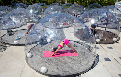 Йога под куполом: в Канаде установили изоляционные шары для занятий спортом