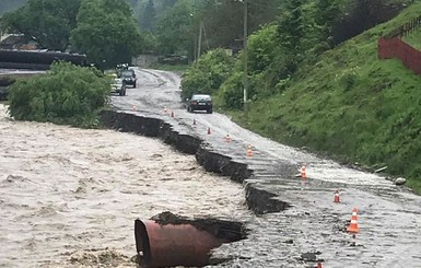 Потоп на Буковине: смывает дамбы, дороги и людей