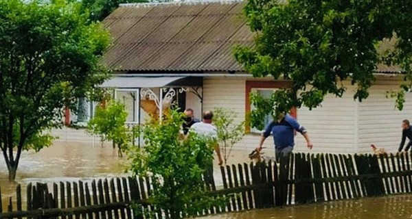 Наводнение на Буковине: на место вылетели Шмыгаль и Аваков  