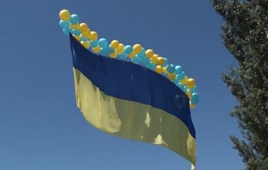 Над Донецком в День Конституции пролетел 15-метровый флаг Украины