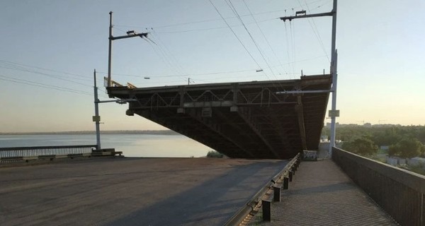 Соцсети о разведении моста в Николаеве: Мост встал на дыбы. Наверняка, устал