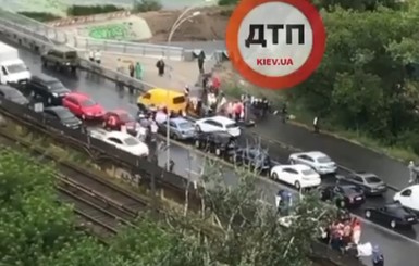 В Киеве протестующие перекрыли один из мостов, на участке образовался огромный затор