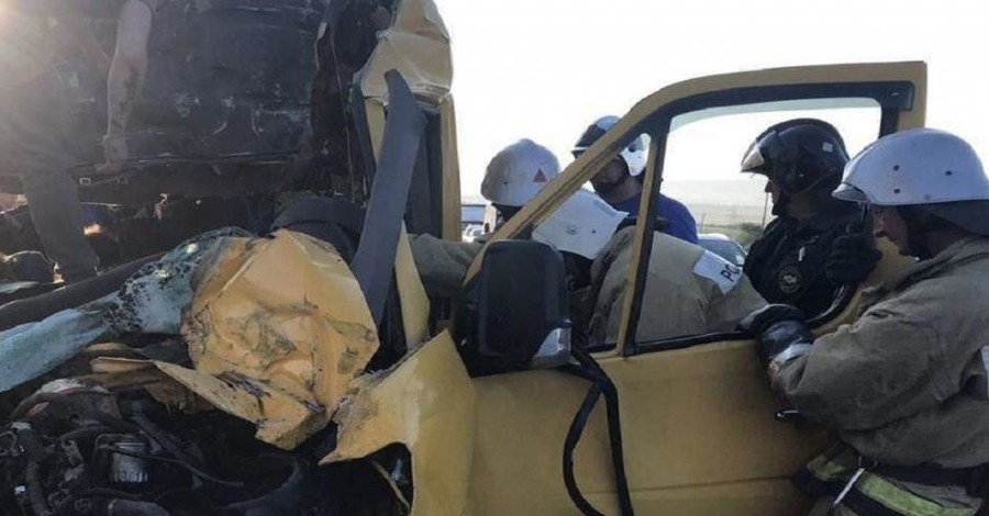 В Крыму разбился пассажирский микроавтобус: погибли восемь человек