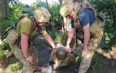 В Донбассе на мине подорвалась машина с военными