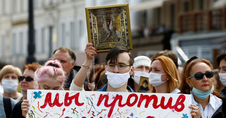 Протесты в Беларуси: на пятый день люди вышли на улицы с Библией, а вечером отпустили задержанных