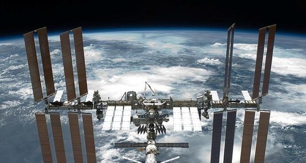 На МКС утечка воздуха: космонавты заперлись в российском отсеке