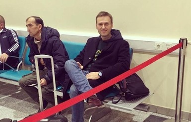 Врачи обнаружили яд в организме Навального и не пускают его в Германию