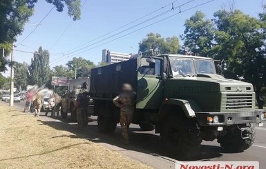 В Николаеве армейский грузовик припечатал дорогой внедорожник