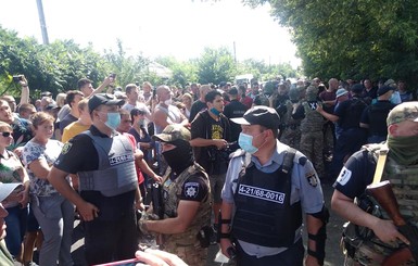 В Харьковской области 500 человек выгоняют из поселка общину ромов