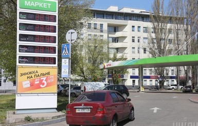 Почему дешевеет нефть и что будет с ценами на бензин в Украине