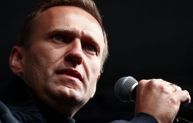 Навальному лучше: уже встает и не нуждается в аппарате ИВЛ