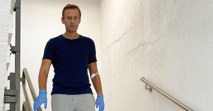 Навальный начал самостоятельно ходить. А раньше не узнавал людей и не понимал, как разговаривать