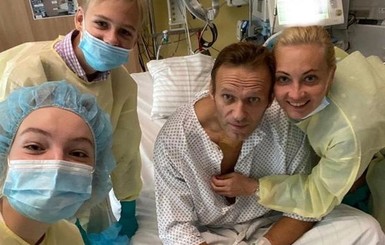 Навальный написал пост о любви и потребовал вернуть ему одежду