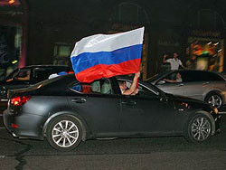 Футбольным фанам разрешили размахивать флагом РФ 