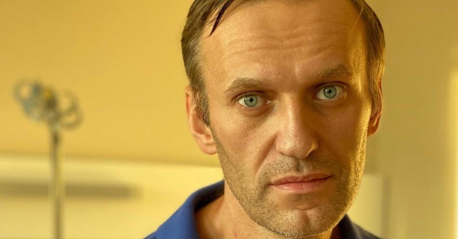 Навальный пришел на первое интервью в сопровождении четырех сотрудников немецкой полиции