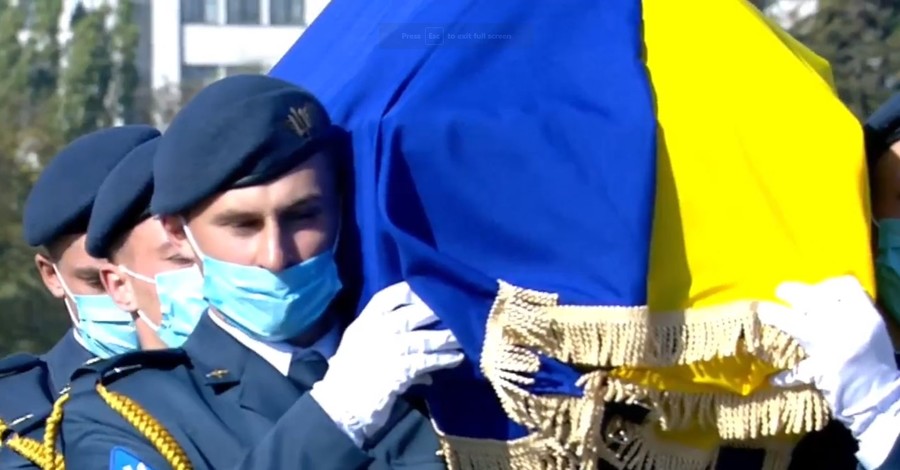 Во время прощания с жертвами Ан-26 в Харькове показали моменты из жизни каждого погибшего