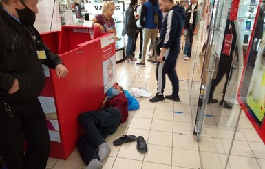 В Запорожье посетитель пронес в магазин молоток и напал на продавщицу