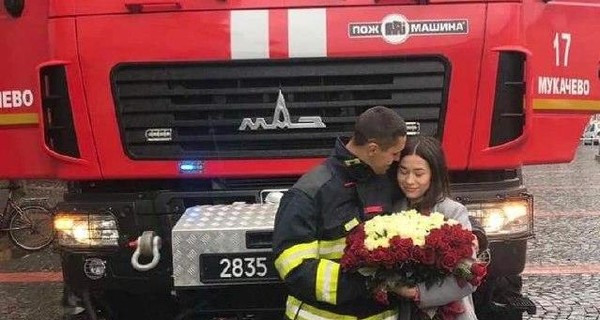 На Закарпатье спасатель сделал предложение любимой на пожарной машине и со 101 розой
