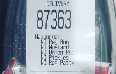 Жительнице Канады доставили бургер, который она сама заказала: без всего