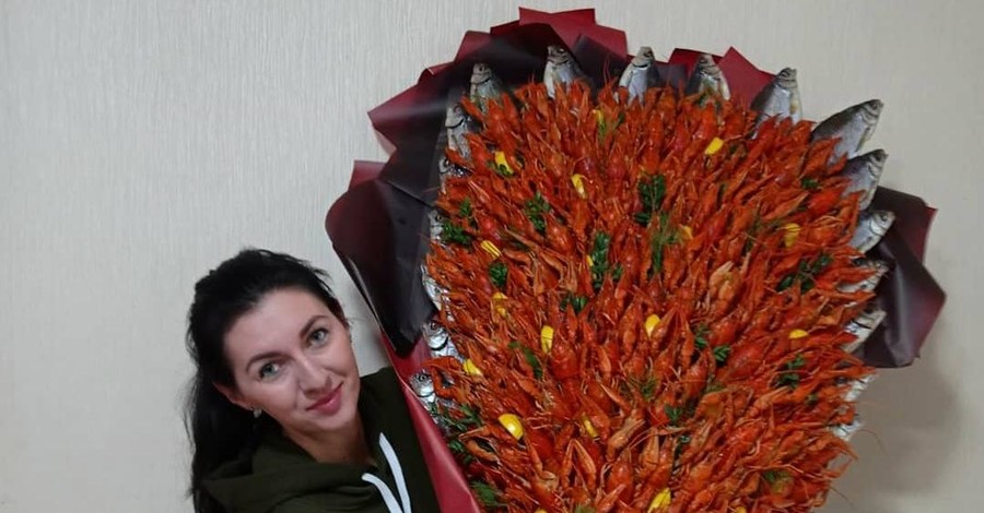Жительница Запорожья изготовила 14-килограммовый букет из раков